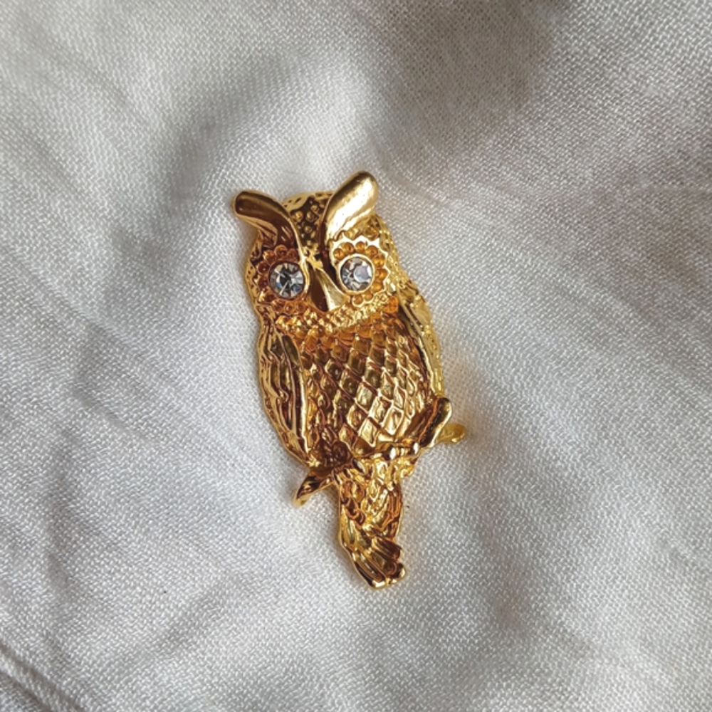 VINTAGE GOLD TONE OWL BROOCH PIN